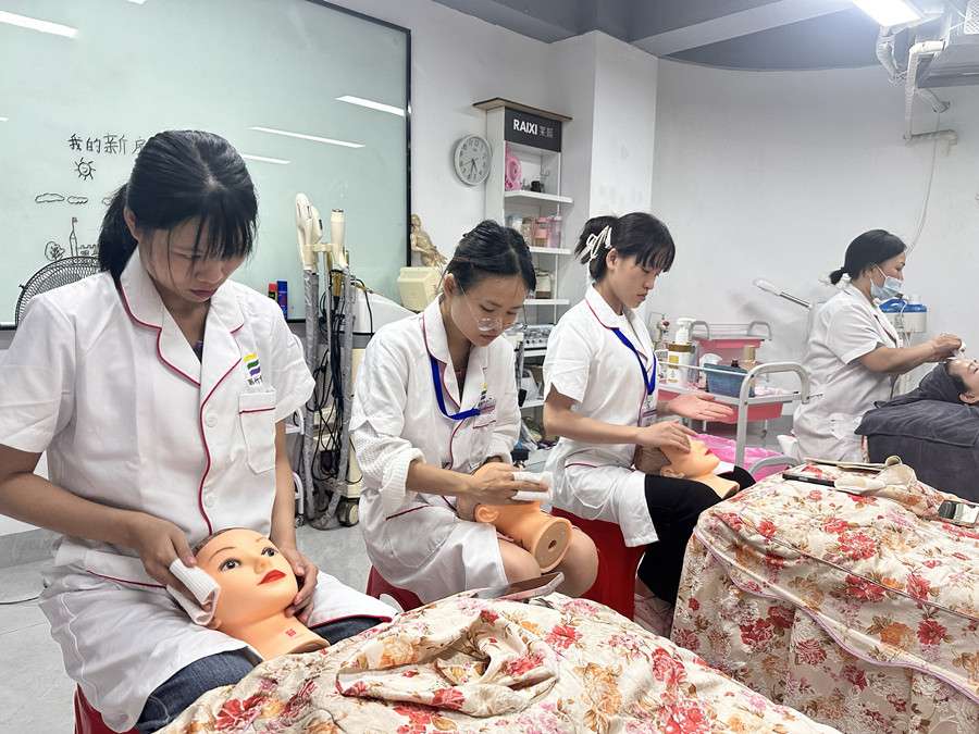 美容新手用假頭模練習(xí)的好處，學(xué)美容0基礎(chǔ)
