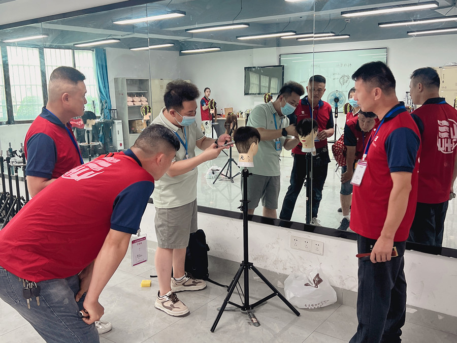 學美發(fā)0基礎，廣西美發(fā)專業(yè)學校手把手教學