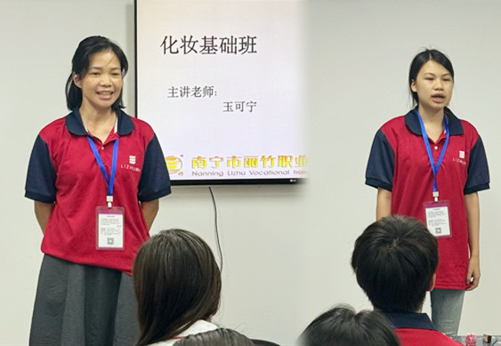 化妝新生自我介紹，廣西化妝課堂日常