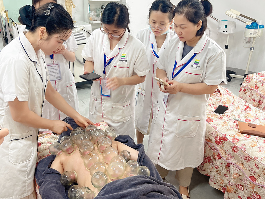 廣西美容真人實(shí)操，解鎖背部拔罐新技能