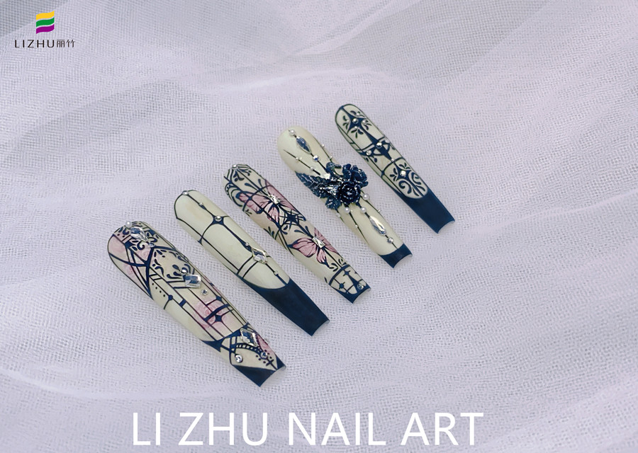手繪花窗美甲，南寧美甲設(shè)計(jì)作品賞析