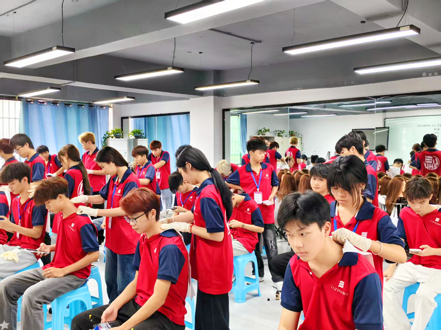 美發(fā)洗護(hù)精油按摩肩頸的好處，廣西洗護(hù)專業(yè)學(xué)校講解