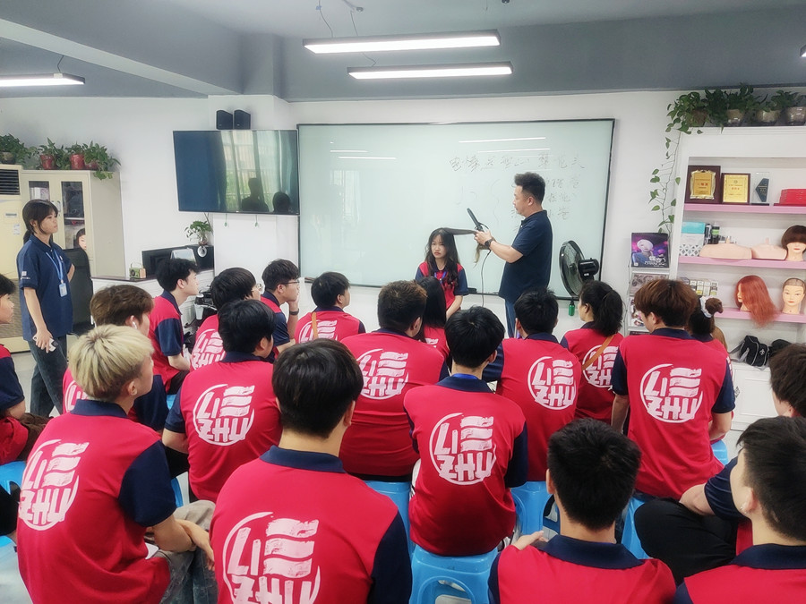 通用燙發(fā)后打理技巧，廣西燙染專業(yè)學(xué)校分享