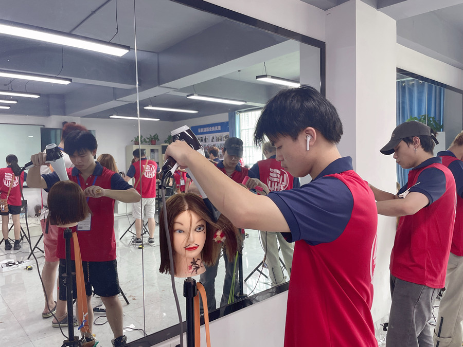 洗完頭應(yīng)不應(yīng)該包頭發(fā)？廣西美發(fā)教學(xué)