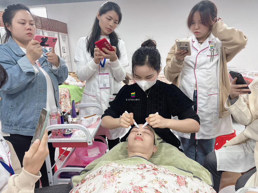 額頭撥筋的注意事項(xiàng)，廣西美容護(hù)膚課件講解