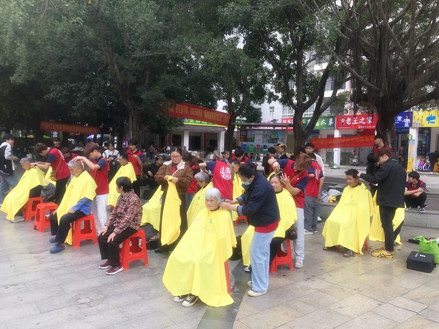 南寧美發(fā)學(xué)校外出實(shí)踐活動(dòng)，檢驗(yàn)學(xué)員技術(shù)能力