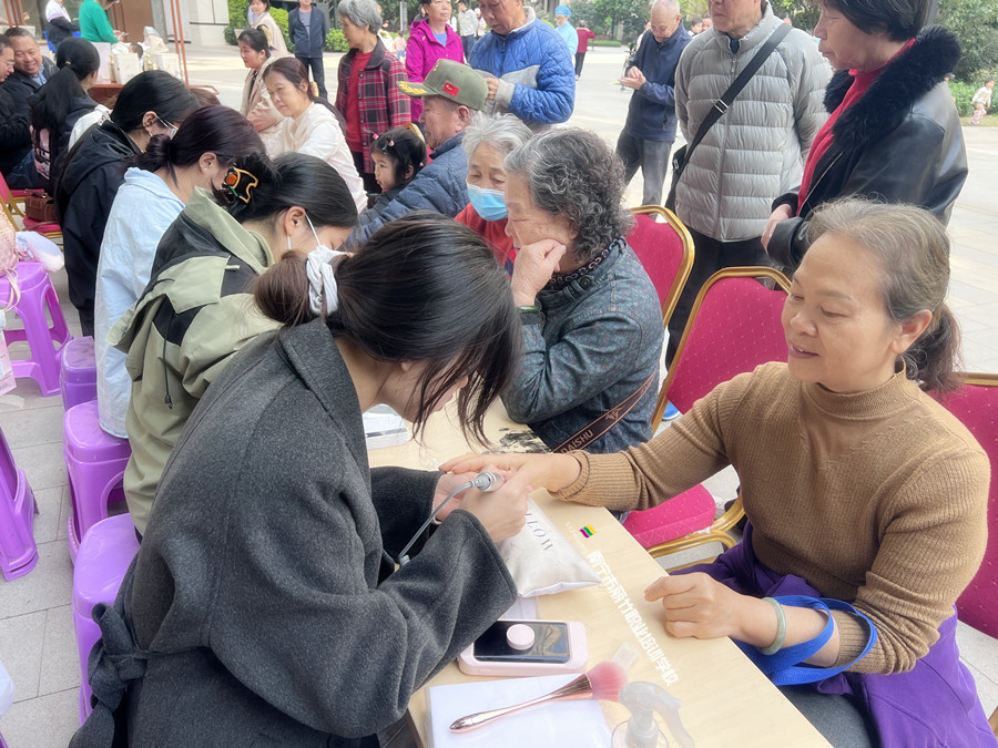 南寧美甲學(xué)校公益活動，一場有意義的外出教學(xué)