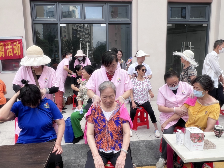 南寧美容學(xué)校公益活動(dòng)，收獲好評(píng)與贊譽(yù)