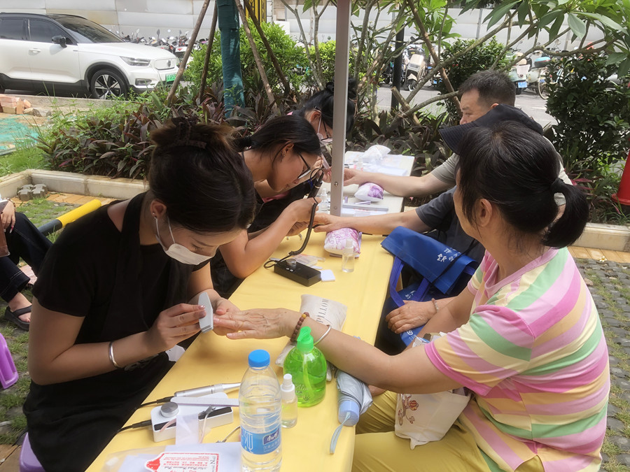 南寧美甲志愿服務(wù)來(lái)到地委大院