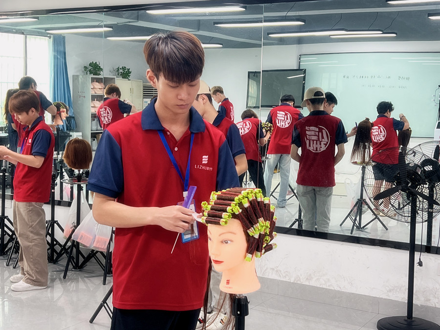南寧燙染技師班學(xué)員練習(xí)上杠日常