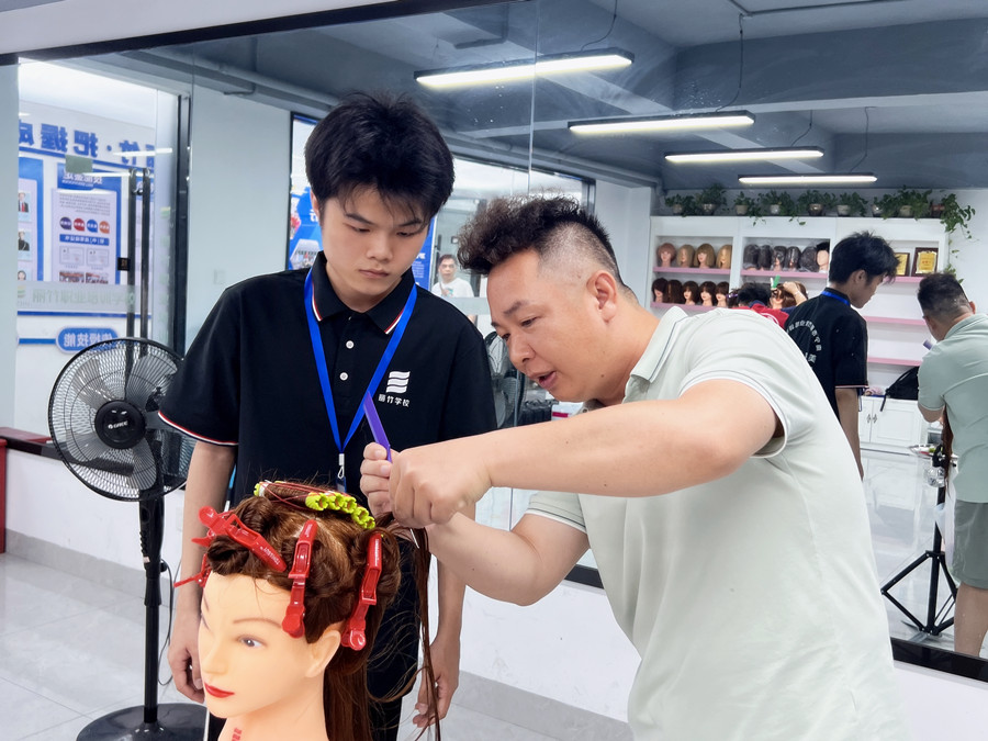 初中考不上高中？高考落榜怎辦？十幾歲學美發(fā)
