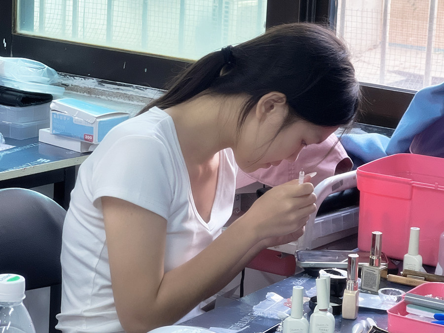 初高中畢業(yè)學什么專業(yè)好？南寧學美甲