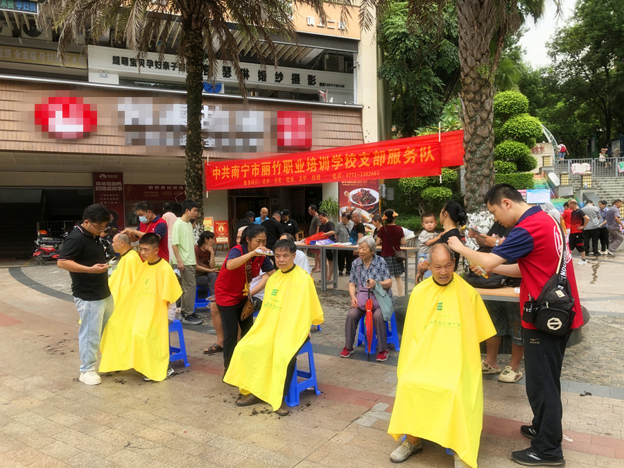 廣西美發(fā)快剪班香樟林小區(qū)外出實(shí)踐