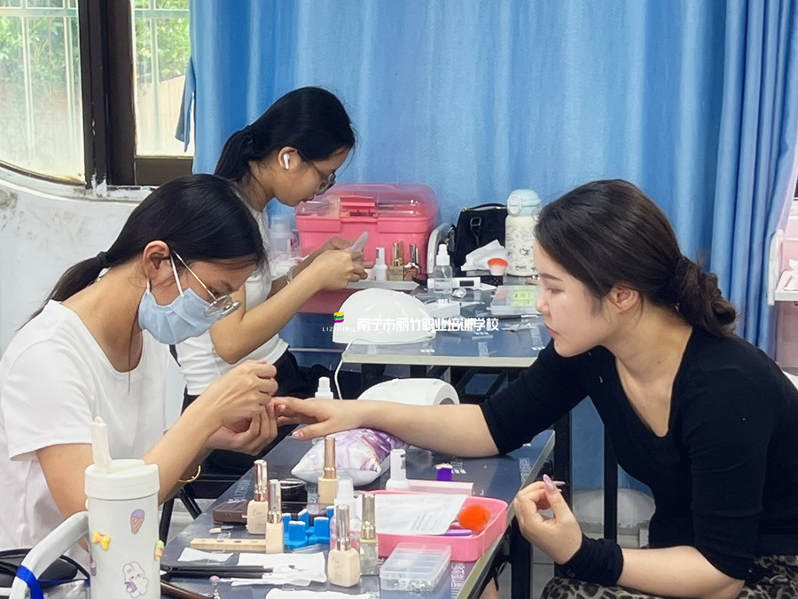 廣西美甲專業(yè)學(xué)校：新手學(xué)美甲課堂實操花絮