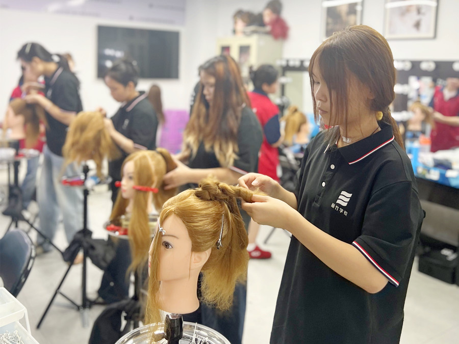 南寧編發(fā)盤發(fā)培訓(xùn)學(xué)員苦練基本功