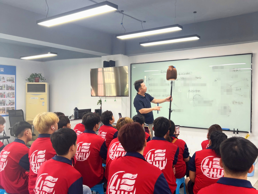 方形層次標準手法，南寧美發(fā)理發(fā)剪發(fā)學校教學