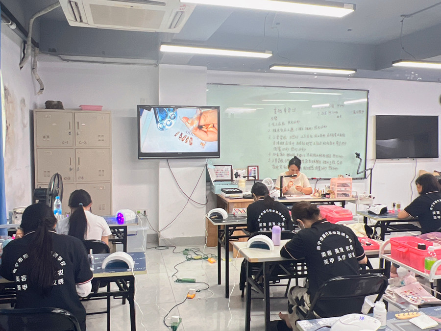 新手暈染美甲練習(xí)，廣西美甲課堂實(shí)況記錄